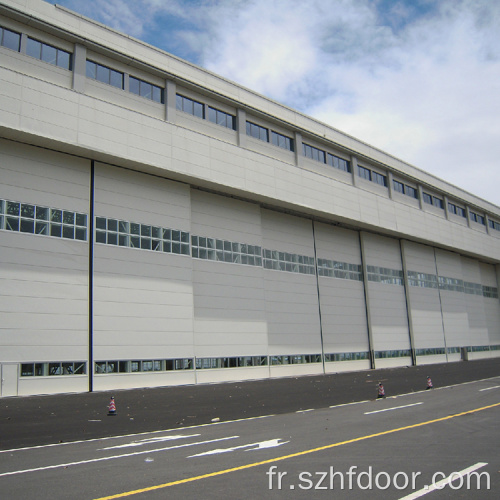 Porte de hangar flexible dans le parking